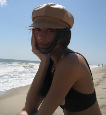 Imagen etiquetada con: Skinny, Brunette, Renée Bellerive, Beach, Canadian, Cute, Eyes, Hat