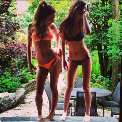 Imagen etiquetada con: Skinny, Bikini, Brunette, Canadian, Feet, Legs, Sophi Knight, 2 girls, Cute, Smiling, Tummy