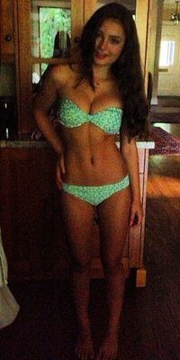 Imagen etiquetada con: Skinny, Bikini, Brunette, Canadian, Legs, Sophi Knight, Cute, Tummy