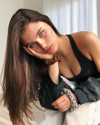Imagen etiquetada con: Skinny, Brunette, Canadian, Eyes, Sophi Knight, Cute, Face, Safe for work