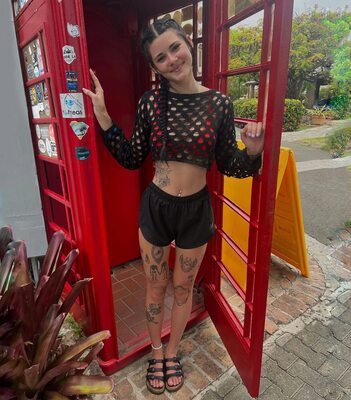 Imagen etiquetada con: Skinny, Brunette, kendlebutterworth, Braid, Cute, Feet, Legs, Piercing, Smiling, Tattoo, Tummy