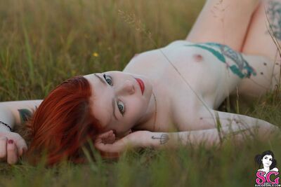 Imagen etiquetada con: Skinny, Eyes, Nature, Redhead, Sexy Wallpaper, SuicideGirls, Cute, Small Tits, Tattoo