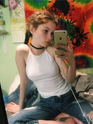 Imagen etiquetada con: Skinny, Eyes, Redhead, Selfie, What is her name, Boobs, Braid, Cute