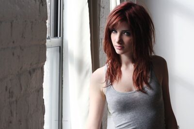 Imagen etiquetada con: Skinny, Redhead, Susan Coffey, Cute, Eyes, Sexy Wallpaper