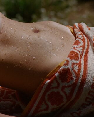 Imagen etiquetada con: Skinny, Russian, Victoria Kosenkova, Close-up, Tummy, Wet